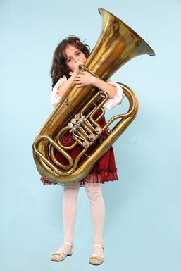 Meisje speelt de Tuba