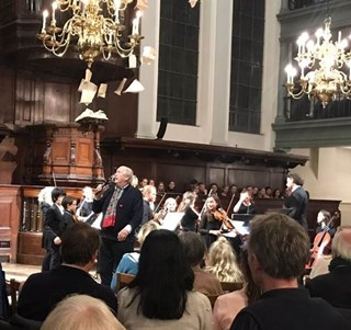 Het Jonge Strijkers Junior Orkest . Kijk even naar die twee kereltjes op het achterste rijtje strijkers